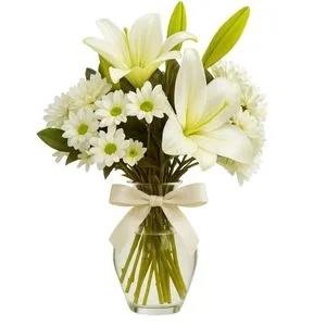 Arranjo de Flores Brancas no Vaso de Vidro