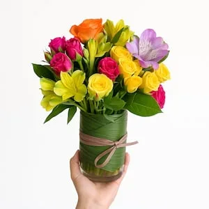 Arranjo Pequeno de Rosas e Astromélias em Vaso de Vidro