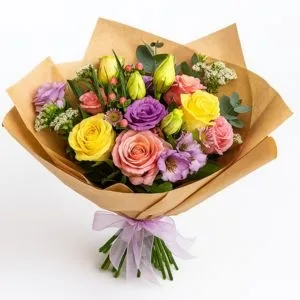 Buquê Colorido com Rosas, Lisianthus e Alstroemérias no Papel Kraft