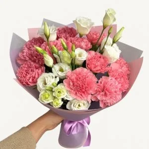 Buquê com Cravos Rosa e Lisianthus Branco no Papel Lavanda