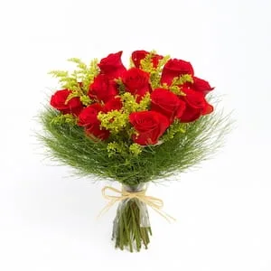 Buquê de 12 Rosas Vermelhas com Folhagens Verdes
