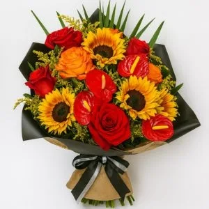 Buquê de Girassóis, Rosas Vermelhas e Antúrios com Embalagem Elegante