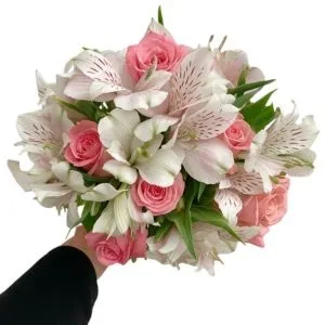 Buquê de Rosas Cor-de-Rosa e Astromélias Brancas