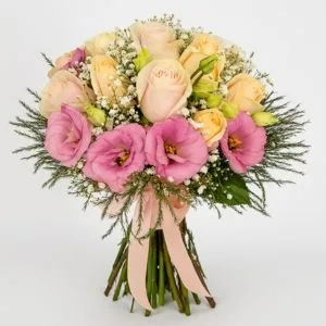 Buquê de Rosas Creme e Lisianthus Rosa com Mosquitinho e Folhagens Naturais