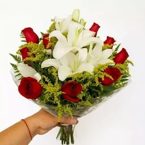 Buquê de Rosas Vermelhas com Lírios Brancos