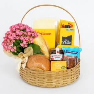 Cesta de Café da Manhã com Flores, Pães, Frios, Suco e Delícias Variadas