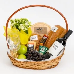 Cesta de Presente Gourmet com Vinhos, Queijos, Pães, Frutas, Taças e Flores