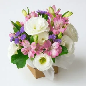 Arranjo com Lisianthus Brancos, Astromélias Rosas e Flores Roxas na Caixa Kraft
