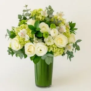 Arranjo de Rosas, Lisianthus e Alstroemérias Brancas