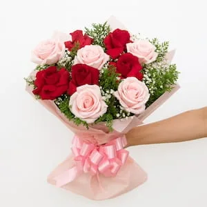 Buquê com 10 Rosas Vermelhas e Rosas Rosas no Papel Rosa