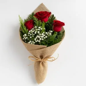 Buquê com 3 Rosas Vermelhas e Gipsofila no Embalagem de Juta