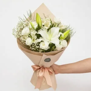 Buquê de Lírios Brancos com Rosas, Astromélias e Gypsophila