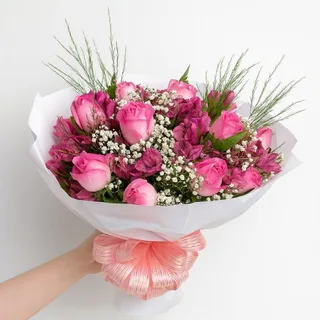 Buquê de Rosas Pink com Alstroemérias e Mosquitinho