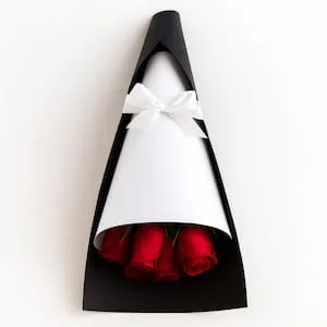 Buquê de Rosas Vermelhas com Embalagem Preta e Laço Branco