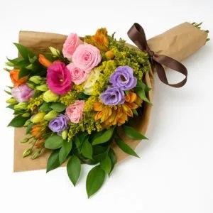 Buquê Misto com Rosas, Lisianthus, Astromélias e Folhagens Naturais