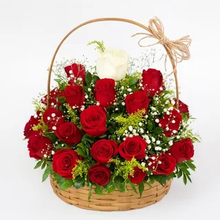 Cesta com 30 Rosas Vermelhas e Rosa Branca Central