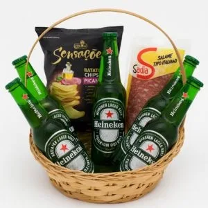 Cesta com Cerveja Heineken, Salame Sadia e Batata Chips