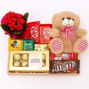 Cesta com Pelúcia, Flores Vermelhas e Chocolates Sortidos