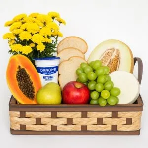 Cesta de Café da Manhã com Frutas, Pão, Iogurte, Queijo e Flores Naturais