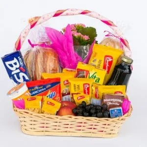Cesta de Café da Manhã Completa com Frutas, Pães, Biscoitos e Chocolates
