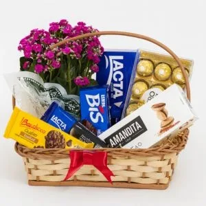 Cesta de Chocolates com Flores e Ferrero Rocher no Cesto de Vime