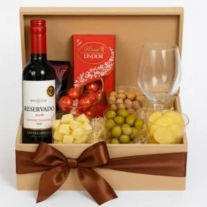 Cesta Gourmet com Vinho Reservado, Chocolates Lindt, Queijos e Petiscos