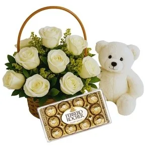 Cesta de 10 Rosas Branca com Chocolate e Pelúcia