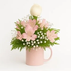 Arranjo de Rosa e Alstromélias na Caneca – Seja Feliz!