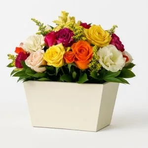 Arranjo de Rosas Coloridas e Lisianthus no Vaso Cerâmico