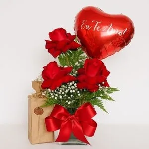 Arranjo de Rosas com Balão e Chocolate - Amor Eterno