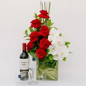 Arranjo de Rosas e Orquídeas com Vinho e Taças – Jardim Aromatico