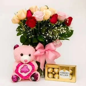 Arranjo de Rosas, Ursinho e Chocolate – Decoração Amável