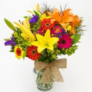 Buquê Colorido com Lírios, Gérberas e Flores do Campo no Vaso de Vidro