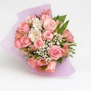 Buquê com 12 Rosas Rosas, Astromélias