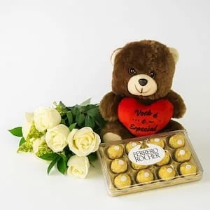 Buquê com 8 Rosas Brancas, Urso de Pelúcia e Ferrero Rocher