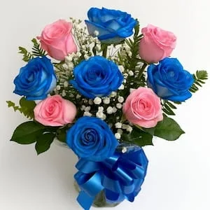 Buquê de 12 Rosas Azuis e Cor de Rosa – Encanto das Cores