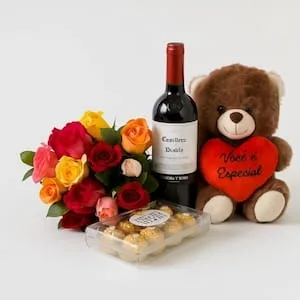 Buquê de 24 Rosas Coloridas, Chocolate, Pelúcia e Vinho Tinto
