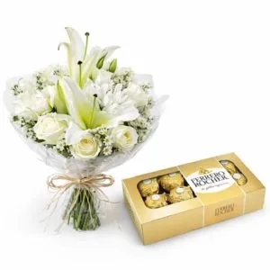 Buquê de Flores Brancas com Lírios, Rosas e Ferrero Rocher
