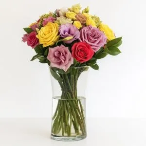 Buquê de Rosas Coloridas e Lisianthus no Vaso de Vidro