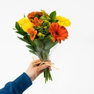 Buquê de Rosas e Gérberas com Flores do Campo