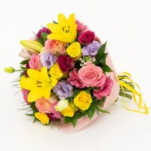 Buquê de Rosas, Lírios e Lisianthus Coloridos com Embalagem Delicada