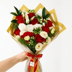 Buquê de Rosas Vermelhas e Brancas com Lisianthus e Folhagens Nobres