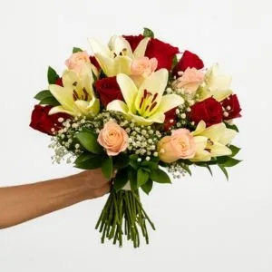 Buquê de Rosas Vermelhas, Rosas Ambiancé e Lírios Brancos