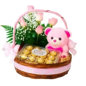 Cesta de Flores com Ferrero Rocher e Pelúcia – Extrema Fofura