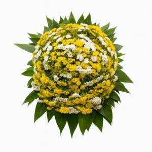 Coroa de Flores Brancas e Amarelas com Folhagem Tropical – Homenagem Elegante