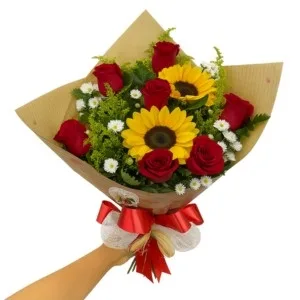 Buquê de 7 Rosas Vermelha e 2 Girassol