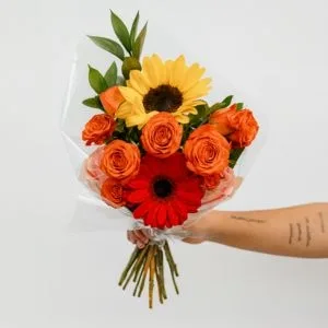 Buquê de Girassol com Rosas Laranjas e Gérbera Vermelha