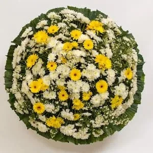 Coroa de Flores Naturais com Crisântemos Brancos e Gérberas Amarelas