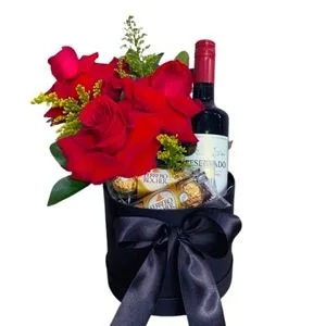 Arranjo com Vinho, Ferrero Rocher e Rosas Colombianas