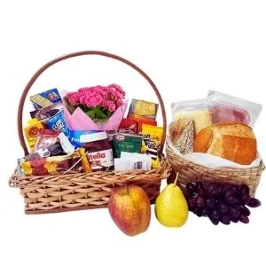 Cesta Café da Manhã Celebração com Frios, Pães e Frutas